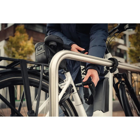 Person securing bike with 100 cm Plug-In Chain Bike Lock With 5.5 MM Hardened Steel Links Built Tough For Bicycles And Scooters