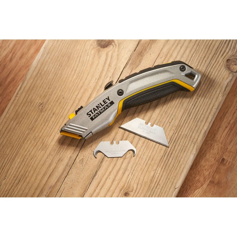 Gray 2 In 1 Snap Off Knife Xtreme with stainless steel blade guide on wooden surface, extra blades beside.