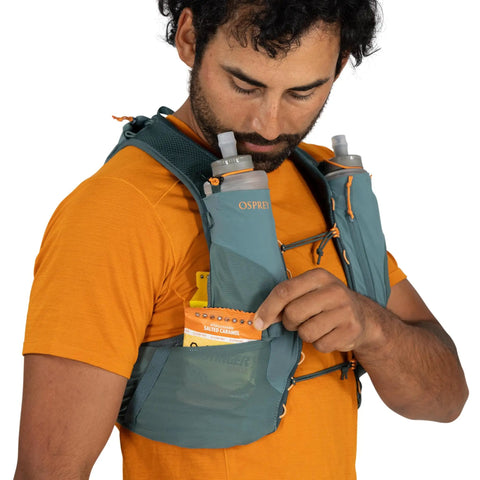 Man wearing Duro 1.5L Mens Running Hydration Vest With Hydraulics Soft Flasks, checking pocket, black medium