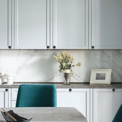 Modern kitchen with 10 Pack Black Round Cabinet Knobs on white cabinets, 1-1/5 Inch Single Hole Pulls for easy installation.