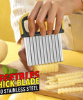 Cuworlis 2-pack crinkle cutter set, yellow/black handle, stainless steel blade for vegetables (close-up)
