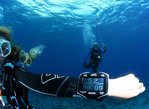 Scuba diver wearing Quad Ci Wrist Dive Computer With Customizable ZH-L16C Algorithm For Your Personal Dives underwater