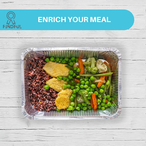 Disposable Aluminum Pans With Lids 50 Pack, filled with mixed vegetables and chicken cutlets, top view.