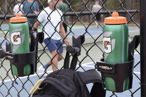 Chain Link Fence Hook For Sports Bags With Paracord Lanyard Heavy Duty Fence Hanger With Sports Bottles On Tennis Court Fence