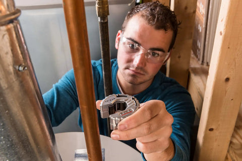 Close Quarters Copper Tubing Cutter For One Half And Three Quarters Inch Tubing With Quick Change Wheel Snap On Quick Connection No Tools Needed Spring Loaded Cutter Wheel Delivers Constant Pressure On Pipe