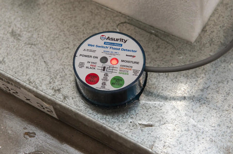 Wet Switch Flood Detector With Hydrophilic Pad And Integrated Feet, Top Notch Water Sensor on metallic surface