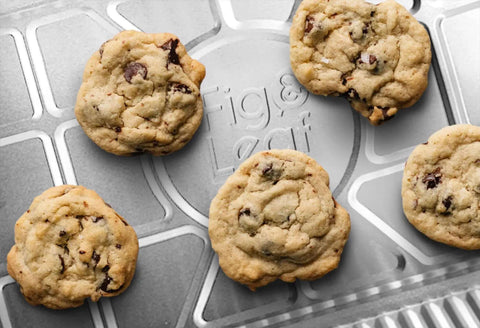 25 Pack 1/4 Size Cookie Sheet Baking Pans 12.8 By 8.9 Inch Heavy Duty Nonstick Aluminum Foil Trays with cookies