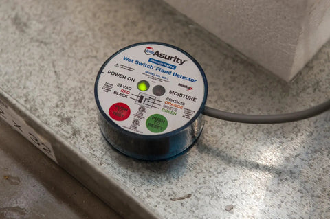 Wet Switch Flood Detector With Hydrophilic Pad And Integrated Feet, Top Notch Water Sensor, 8x1.55x9.6 inches on metal surface