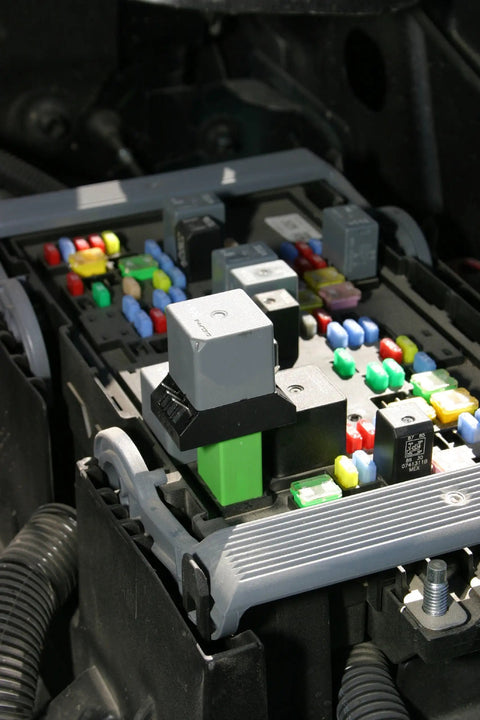 Engine bay with varied relays suitable for Four Piece Relay Test Jumper Kit For Cars And Trucks Universal Jumpers