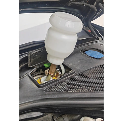 One Person Pneumatic Vacuum Brake Bleeder Kit With 2L Fluid Extractor And 1L Refilling Bottle in car engine compartment