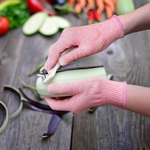 Cut Resistant Gloves Level 5 Food Grade For Kitchen Safety Medium Pink HPPE Knitted Fibers in use peeling vegetable