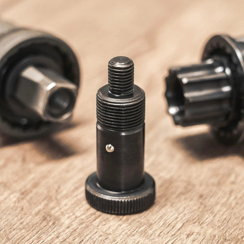 Internal Bottom Bracket Removal Tool For Tapered, Octalink And ISIS Splined BBs With Long Handle And Center Guide Pin, close-up detail.