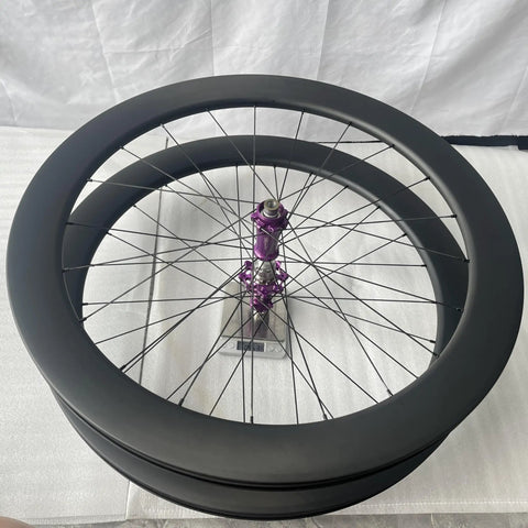 Close-up of 700C Deep Section Carbon Road Bike Wheelset With 60mm Rim Depth And 28mm Width Tubeless Clincher Purple Hubs