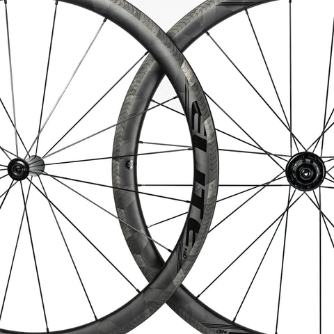 700C Road Bike Carbon Wheelset With 40mm UD X Weave Aero Rims And Rim Brake Surface, intersecting wheels close-up view