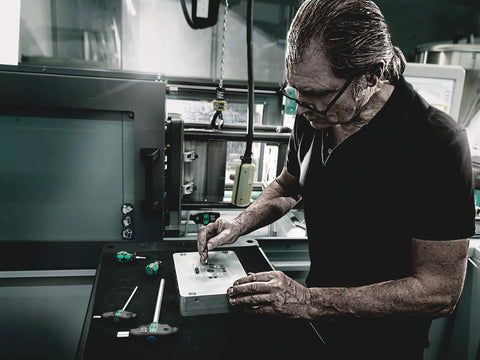 Man using Kraft Form Kompakt 400 17-Piece T-Handle Screwdriver Set with no-sweat grip in industrial setting