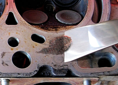 Heavy Duty Four Piece Stainless Steel Pry Bar Scraper Set With Nail Puller And Angled Edge scraping rust on metal