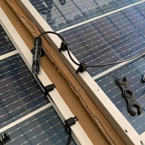 8 AWG Solar Connectors Pro Grade PPE Housing With IP68 Waterproof Sealing 0.02 Ohm Low Resistance 1500V 70A on solar panels