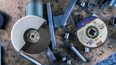 Angle grinder with Pack Of 10 Pro Grade Straight Cutting Discs 115 Mm for Inox X Lock Bore 22.23 Mm 1 Mm Thick Standard Wheel.