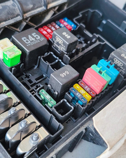 Plug And Play Manual Reset Fuse Block Kit With 3A 5A 7A 10A 15A 20A 25A 30A Blade Fuses In A 32V DC Assortment For Boats, Trucks, SUVs And Motorcycles With Marine Grade Protection And Quick Reset installed in an automotive fuse box