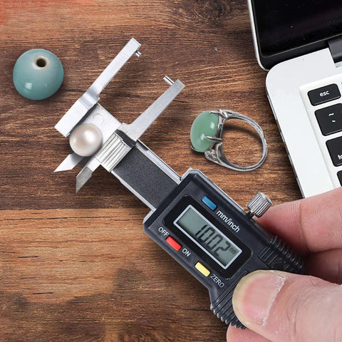Measuring jewelry using Stainless Steel Digital Caliper 0 To 25mm With 0.03mm Accuracy, 1.5V Battery, Smart Electronic Display.