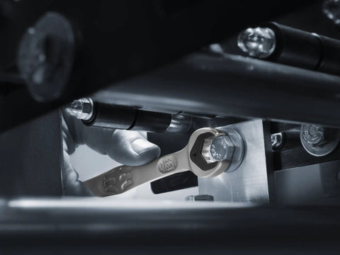 Joker SB Ratcheting Combination Wrench 10 mm with double hex slip preventing jaw in use, tightening in tight space