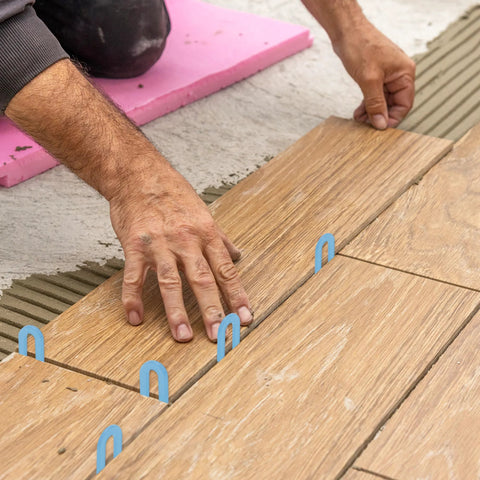 ZUXUSE blue U-shaped plastic tile leveling shims; 600-piece pack for tile installation.