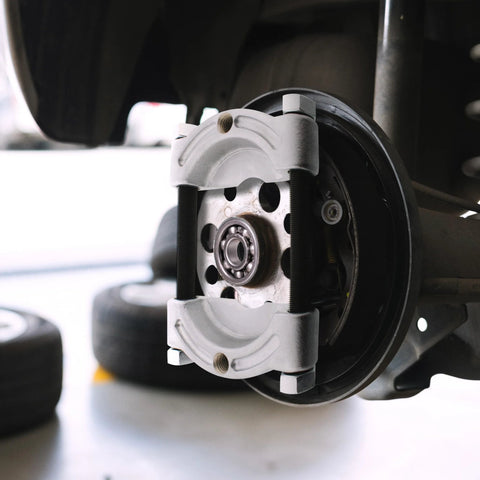 Bearing Puller Kit 14 Piece 5 Ton Automotive Bearing Separator with 2 and 3 Inch Jaws installed on wheel hub