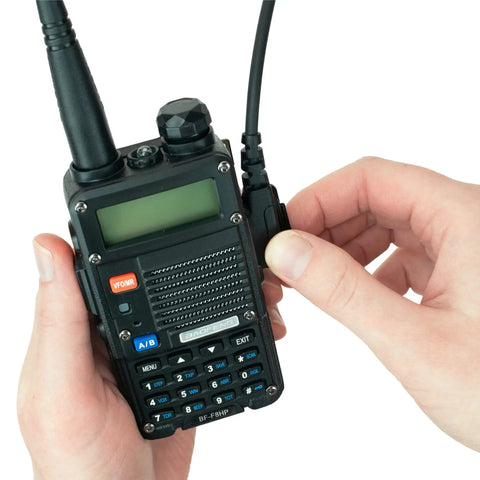Hands connecting USB Radio Programming Cable For Baofeng Kenwood UV-5R BF-F8HP UV-82HP And More Plug And Play, Easy Setup