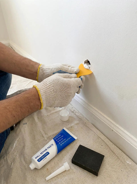 Person using Fast Dry Wall Patch Kit With Scraper For Holes And Cracks White Wall Repair Paste Waterproof Heavy Duty Mending Paste Quick Dry DIY Home Fix