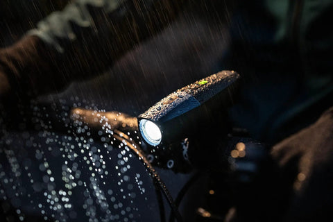 Lars Rover Power 850 USB Rechargeable Bicycle Headlight With Battery Meter, 5 Modes, in the rain, mounted on a bike