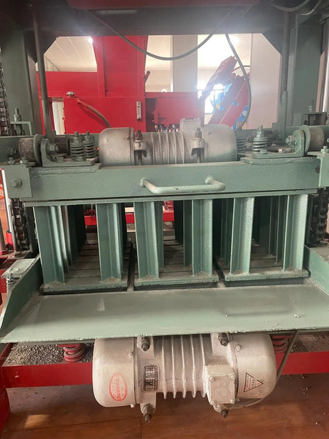 Industrial Brick Making Machine And Cement Block Production Equipment For Workshops Featuring Hella Solid Hydraulics, close-up view of hydraulic press components.