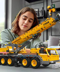 Child assembling City Mobile Crane Truck Building Set With 997 Pieces Realistic Construction Vehicle Model Kit For Adults And Kids 8 Plus