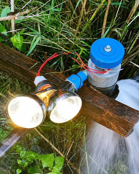 Portable Micro Hydroelectric Generator 1000W Off Grid Power 110V/220V Aluminum Alloy Water Turbine System in outdoor setup