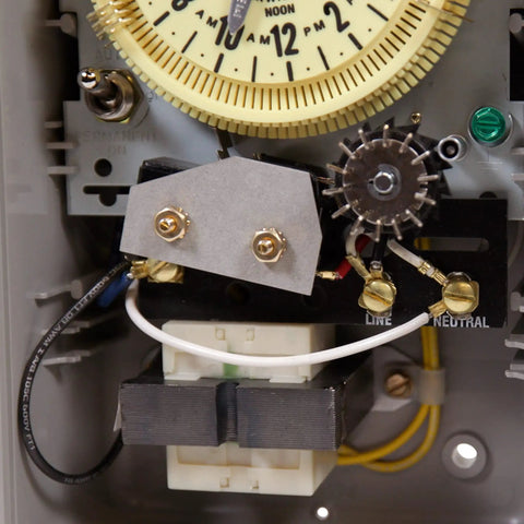Internal mechanism of Mechanical Irrigation Timer Switch For 125V Systems With Rain Sensor Enabled 14 Day Skipper