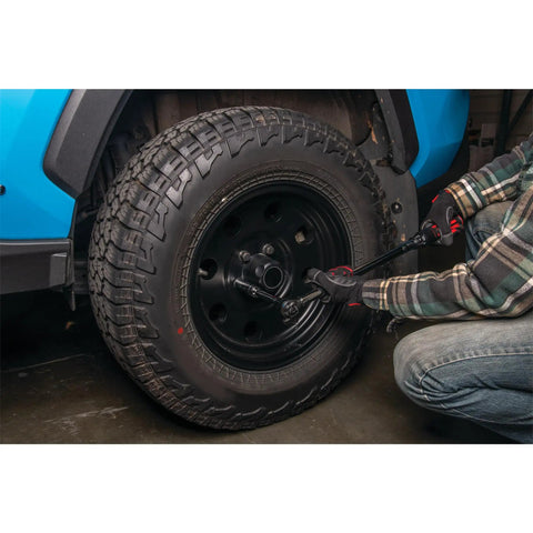 Using 1/2 Inch Drive Torque Wrench With Audible Click, 25 To 250 Ft-Lb Range, tightening car wheel bolt