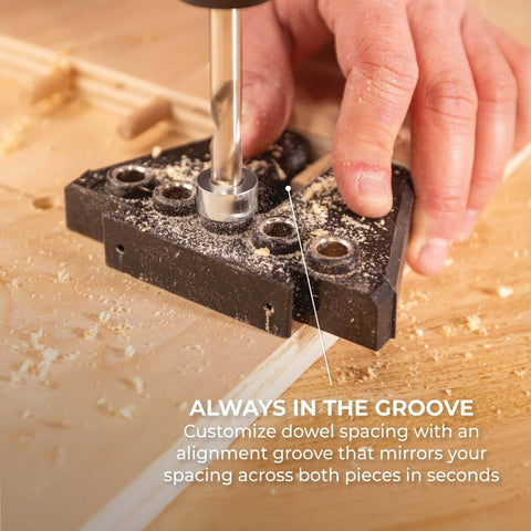 Dübelset mit abnehmbaren Bohrführungen für Schränke und Werkbankprojekte im Einsatz, Ausrichtungsnut hervorgehoben