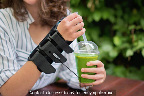 Woman wearing Thumb Spica Arthritis Support For Gamekeeper’s Thumb And Tendonitis enjoying a smoothie outdoors