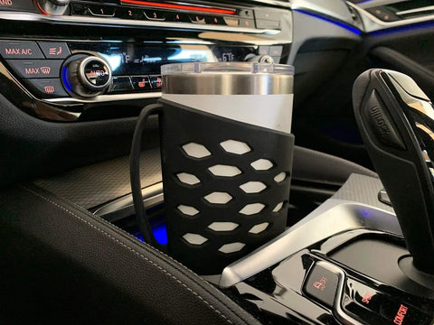 Protective Silicone Tumbler Sleeve With Handle For 20 Oz Stainless Steel Vacuum Insulated Mugs in car cup holder