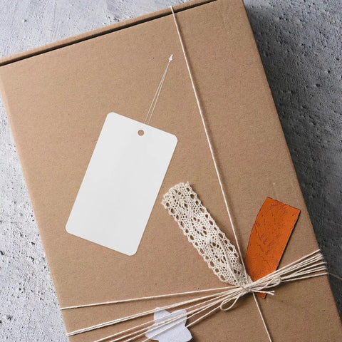 Blank White PVC Hanging Tags With Lanyard Waterproof 100 Pcs Jewelry Display Labels on gift box