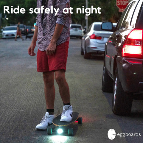 Person night riding skate with LED Skateboard Light Kit For Night Riding Front And Rear Lights USB Rechargeable Strapped To Trucks