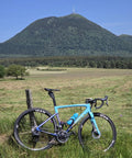 Road bike with Ultralight High Modulus Carbon Wheelset With Aeris 40 And 50 Aero Rims For 700C Disc in front of a mountain
