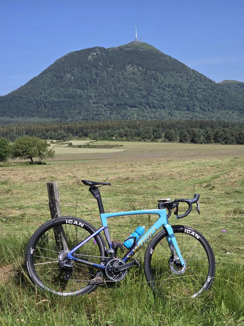 Road bike with Ultralight High Modulus Carbon Wheelset With Aeris 40 And 50 Aero Rims For 700C Disc in front of a mountain