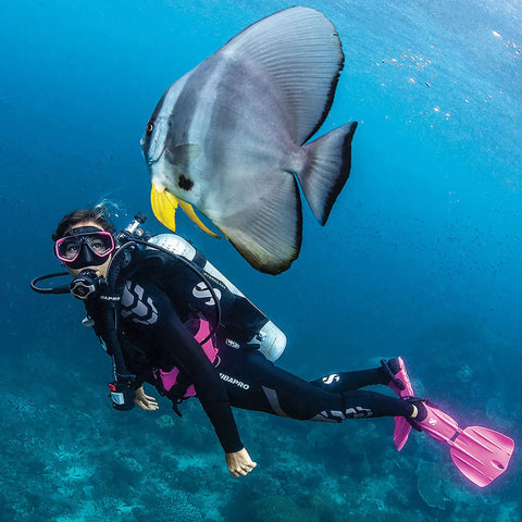Scuba diver underwater with large fish, wearing pink fins, showing Bi-Focus Optical Lens For Zoom Scuba Mask Right Side 3.0 Diopter