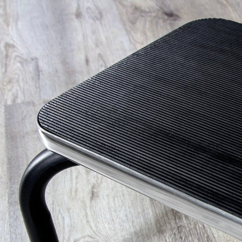 Close-up of non slip platform on heavy duty metal step stool for adults and seniors portable non slip foot stool with 250 lb capacity.
