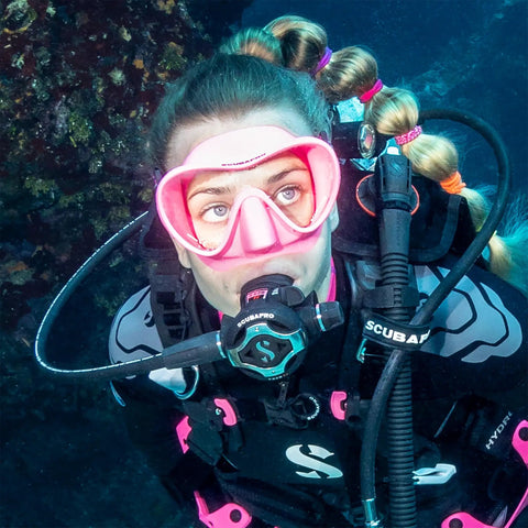 Diver using Mk17 Evo 2 Int S620 Ti Scuba Regulator System For Scuba Diving in cold water environment