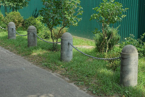Size 2/0 Diameter 100-Foot Zinc Plated Tie Out Chain for hanging garden baskets used as a barrier between posts outdoors