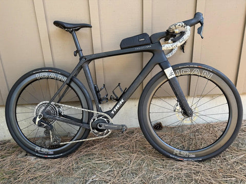 Lateral view of a bike with FL50 Max Carbon Disc Road Bike Wheelset 700C, 50mm Deep, 23mm Inner Width, Ultra Lightweight 1395g, 36T Hub.