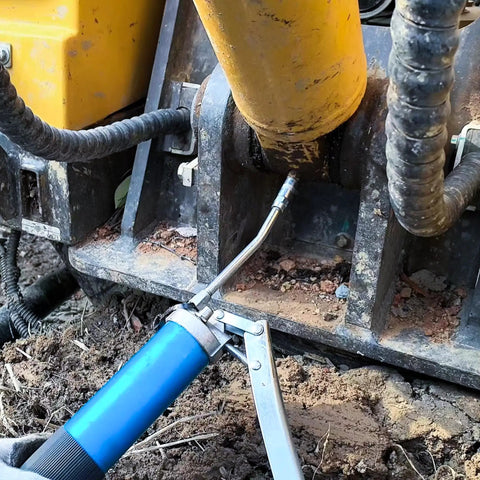 8000 PSI Heavy Duty Lever Action Grease Gun Kit With 14oz Aluminum Barrel in use on machinery