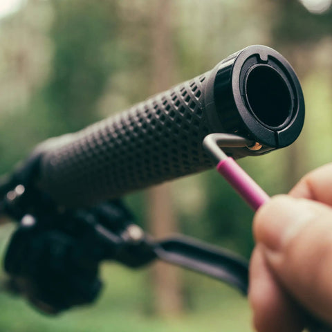 Installing Double Lock On Clamp Mountain Bike Grips With Diamond Pattern For MTB And BMX 22 mm Inner Diameter on handlebars