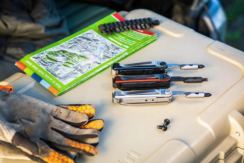 8 In 1 EDC Multitool Pocket Knife With Blade Pry Bar Hammer Saw Bottle Opener And Two Sided Quarter Inch Bit Driver Phillips